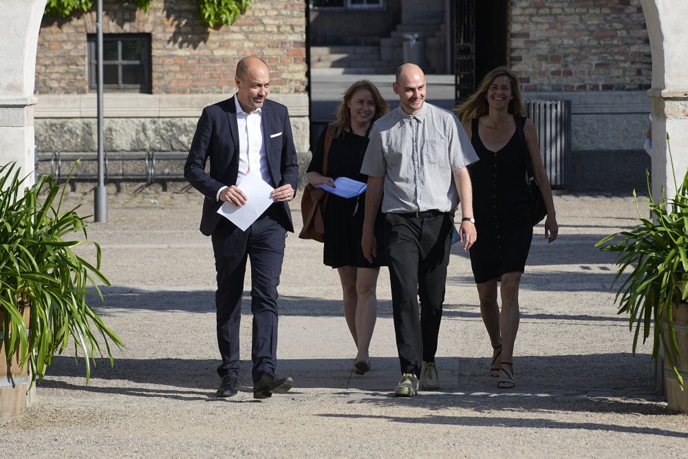 Sundhedsminister Magnus Heunicke, Stephanie Lose, formand for Danske Regioner og regionsrådsformand i Region Syddanmark, Jacob Bundsgaard, formand for KL og borgmester i Aarhus Kommune afholder pressemøde om nye sundhedsklynger, i Bibliotekshaven i København, fredag den 11. juni 2021. Pressemødet handler om nye sundhedsklynger, som skal skabe bedre patientforløb og udvikling af det nære sundhedsvæsen.