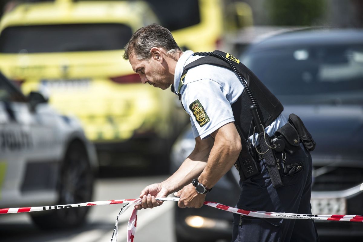 Politiet måtte fredag 25. juni afspærre rådhuset i Middelfart, da en 60-årig mand gik amok med fyrværkeri.
