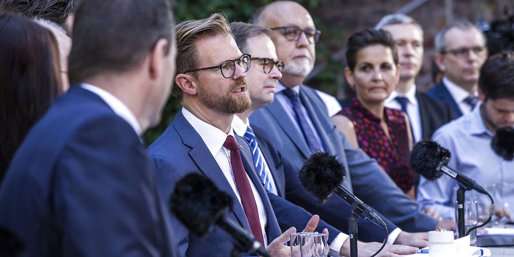 Ikke mindre end 17 politikere fra alle Folketingets 11 partier var mandag mødt op i Finansministeriets gård for at præsentere infrastrukturplanen frem mod 2035. Med aftalen lægger politikerne beslag på en stor del af statens investeringsramme.