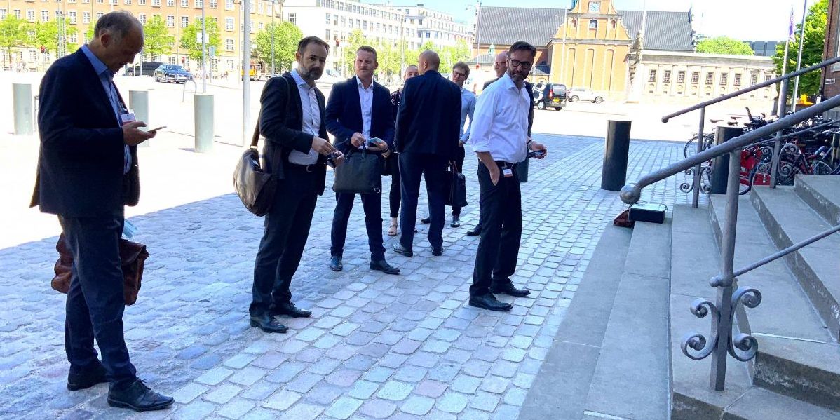 KL's topforhandlere samledes foran Finansministeriet udstyret med egen printer. Måske et praktisk tegn på, at KL i år vil forhandle meget tæt om den såkaldte tekstdel, hvor regeringen forpligter sig til en fælles forståelse med kommunerne om, hvilket serviceniveau en aftale giver mulighed for.