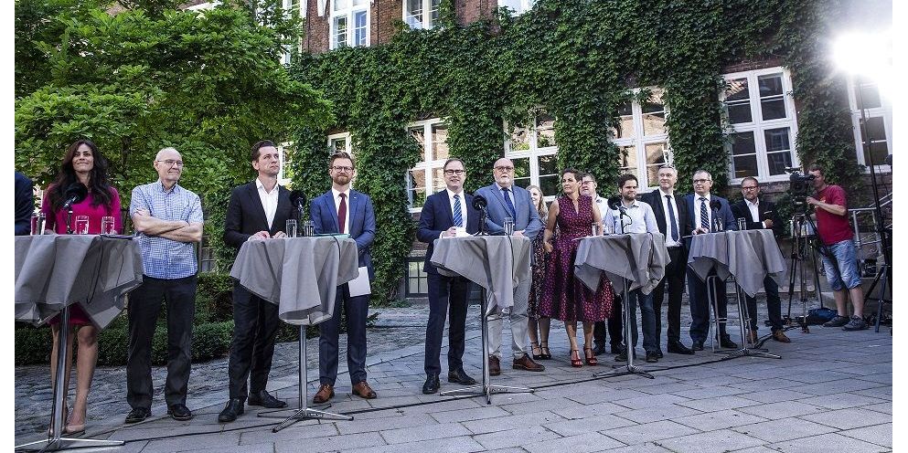 Finansminister Nicolai Wammen (S) og samtlige Folketingets partier på pressemøde i Finansministeriets gård i går om Infrastrukturplan 2035..