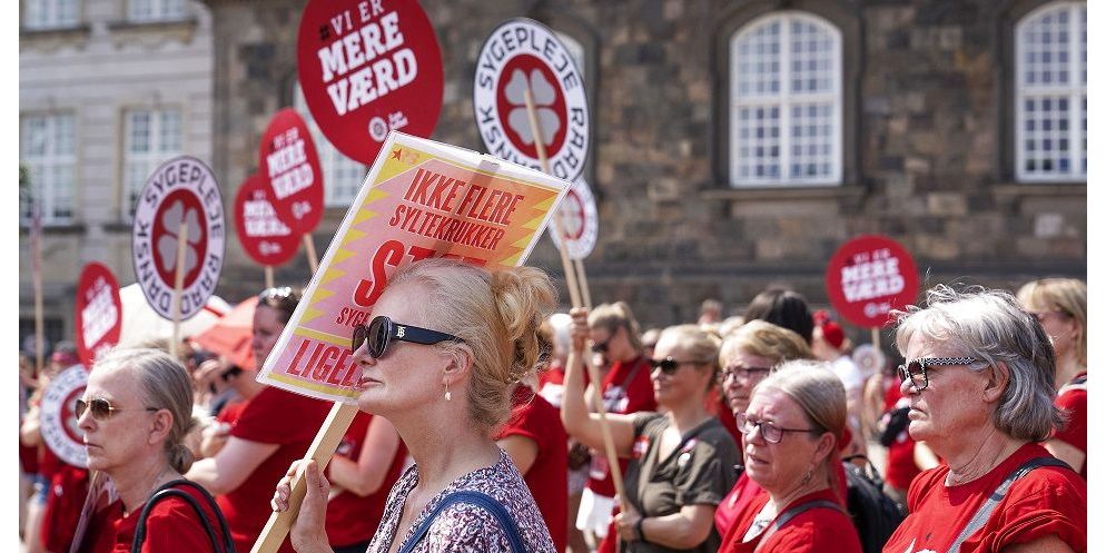 Omkring 5000 sygeplejersker er gået i strejke fra lørdag. Det svarer til cirka hver tiende sygeplejerske i Danmark.