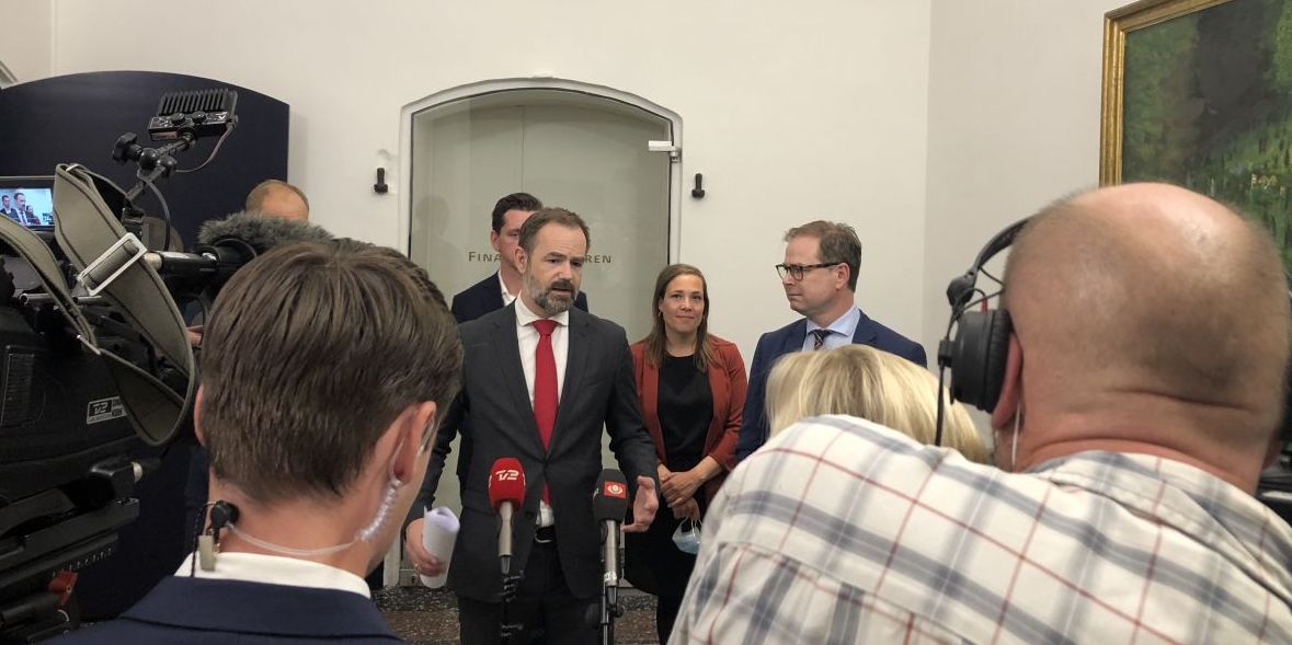 Finansministeren undgik de fleste kritiske spørgsmål ved stik imod sædvanen at indkalde til pressemøde med under 20 minutters varsel. Selv Danmarks nationale nyhedsbureau Ritzau nåede ikke frem.