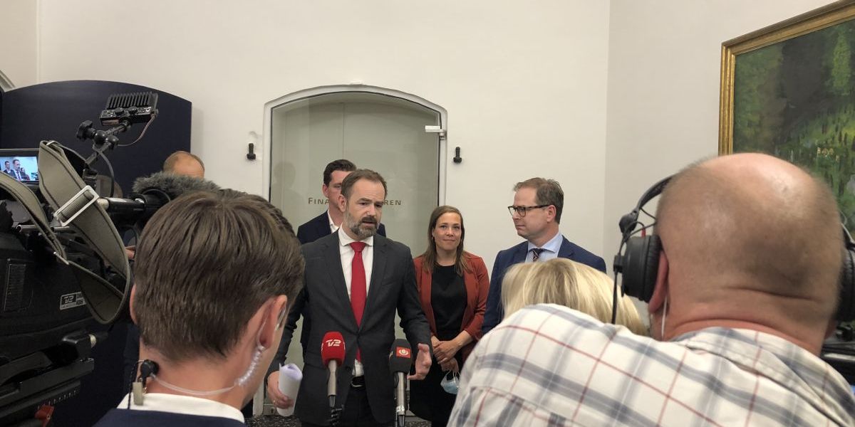 Der findes ingen officielle billeder af det hasteindkaldte pressemøde om regeringens og KL's økonomiaftale, da Danmarks nationale nyhedburaeau Ritzau og dens fotografer heller ikke nåede frem med 18-19 minutters varsel. Men her er et privatbillede venligst udlånt af en embedsmand.