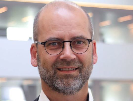 Sundhedschef i Viborg Kommune Peter Borup Sørensen vil nu som 60-årig gerne "tættere på borgerne" og bliver sosu-elev.