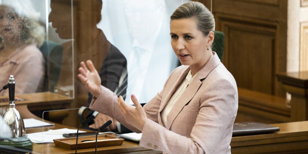 Statsminister Mette Frederiksen (S) siger i sin tale under Folketingets afslutningsdebat, at regeringen vil fremlægge et tiårigt reformprogram, der skal gøre Danmark rigere, grønnere og dygtigere. - 
