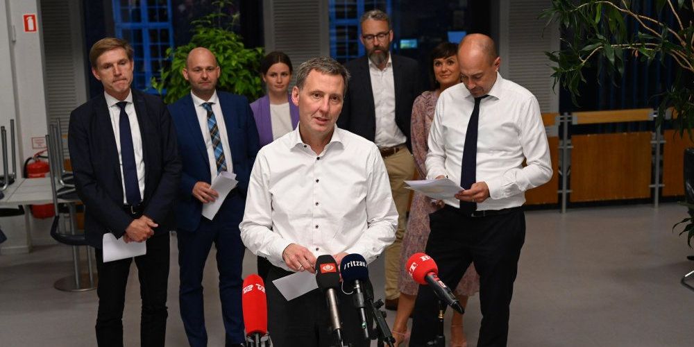Et flertal af Folketingets partier er blevet enige om en udfasning af coronarestriktionerne henover sommeren.
