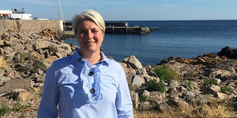 På Bornholm har kommunen aftalt med de lokale AMU-kurser, at skoledagene bliver delt op i bliver fag efter 'need-to-know' og 'nice-to-know,' så personer med nedsat arbejdsevne kan deltage halvdelen af dagen, fortæller Rikke Holm, leder af Virksomhedsservice i kommunen.