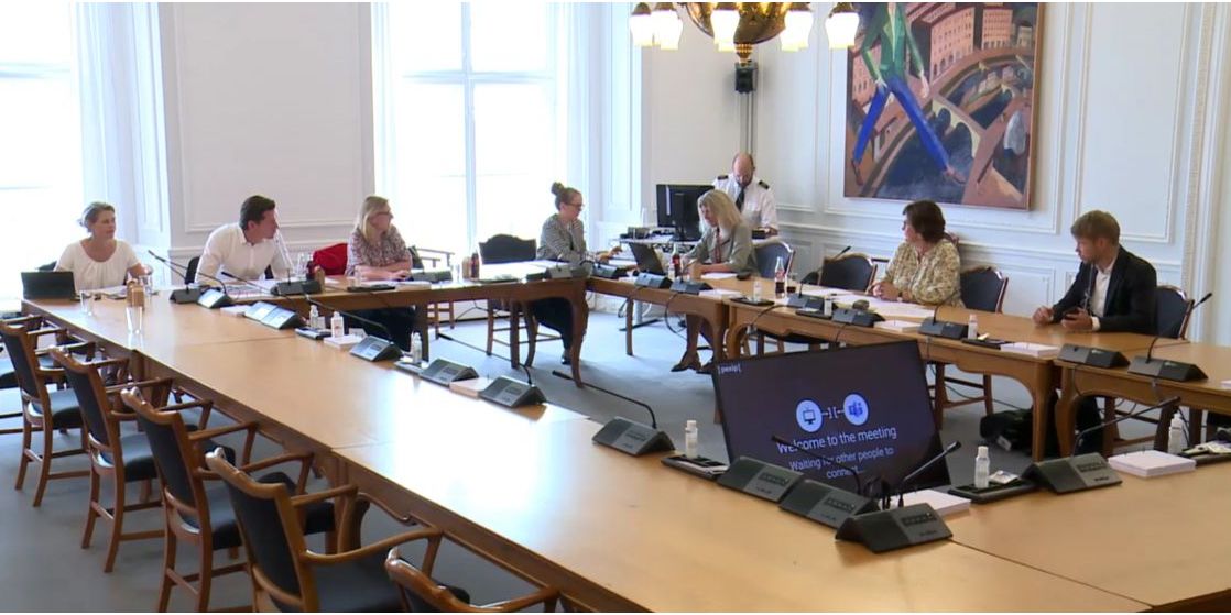 Venstres kommunalordfører Anni Matthiesen havde kaldt indenrigs- og boligminister Kaare Dybvad i samråd om konsekvenserne ved nedlægningen af betalingskommunefolketallet. Efter samrådet er der ikke meget der tyder på, at systemet bliver ændret.