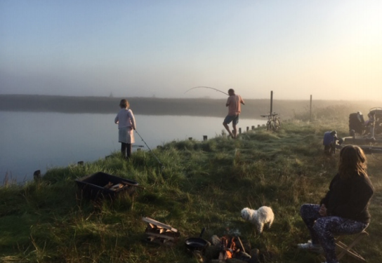 En væsentlig del af livskvaliteten i hverdagen på landet er knyttet til de mange muligheder for udendørsaktiviteter med venner og familie, lyder teksten om dette billede.