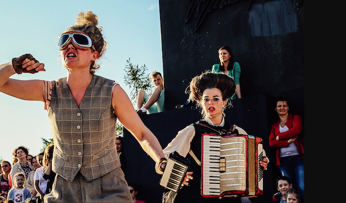 Nu gør regeringen det lettere at få teaterforestillinger ud på skoler og i børnehaver i en forsøgsperiode.
Her er det Teater Arrièregarden, der spiller stykket "El Concierto" på Aprilfestivalen i 2018.