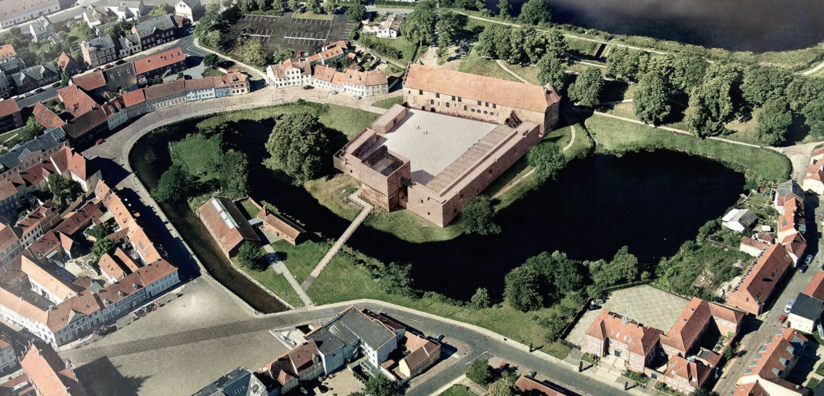 Kulturministeren har nedsat en arbejdsgruppe, der skal overveje en ændring af museumsloven og det kan få betydning for Nyborg Slot-projektet.