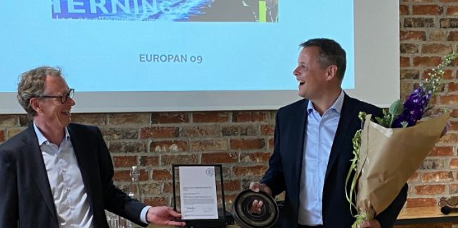 Herning Kommunes borgmester Lars Krarup bliver her hædret af Arkitektforeningens formand Lars Autrup for sin vedvarende indsats for at sætte bylivet og arkitekturen i højsædet.
