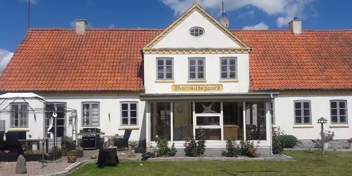 I otte generationer har Henrik Hemming Pedersens familie ejet gården i landsbyen Torkilstrup i Lejre Kommune.