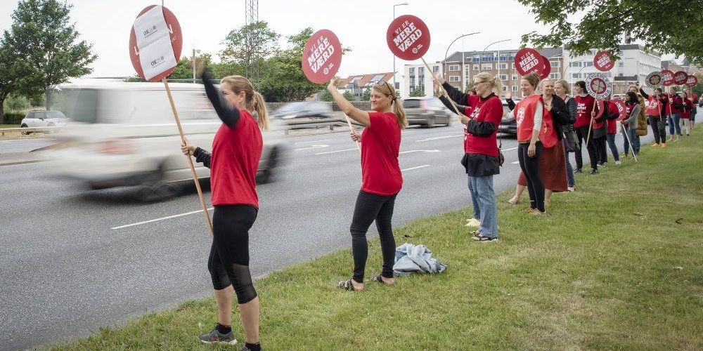 Sygeplejersker landet over har siden lørdag strejket for en bedre løn. Men 300 kommunalt ansatte sygeplejersker og 180 regionalt ansatte sygeplejersker har måttet opgive at strejke, fordi man ellers ikke kunne stille med et forsvarligt nødberedskab.