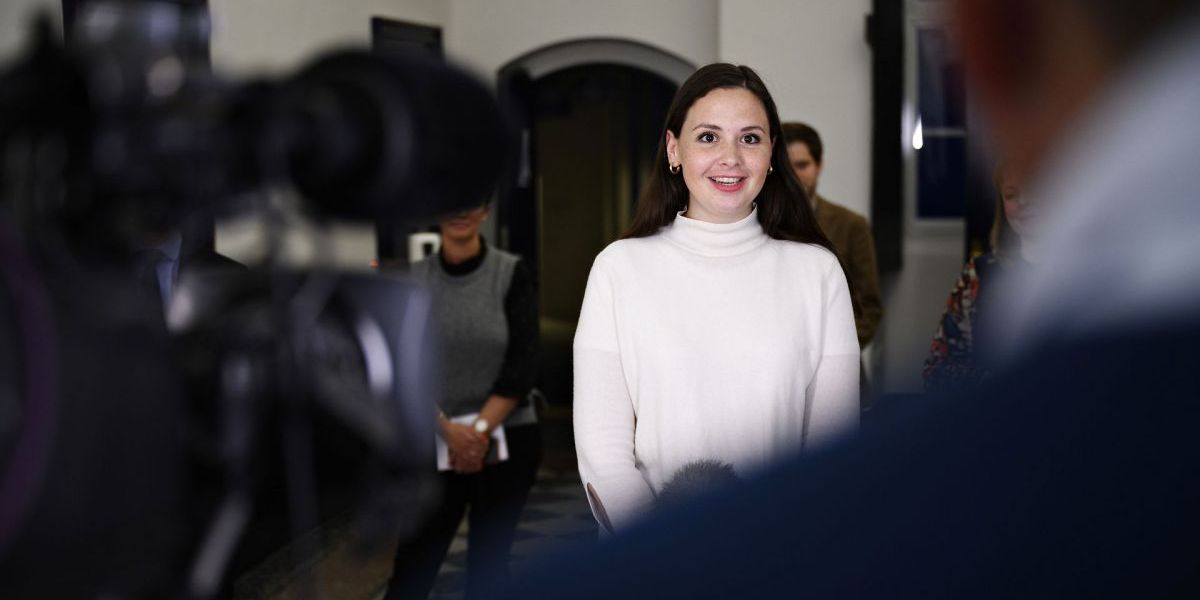 Enhedslistens Victoria Velásquez er ikke udelt begejstret for tilbud til unge, partiet nu har været med til at skære voldsomt ned på i den delaftale om besparelser på beskæftigelsesindsatsen.