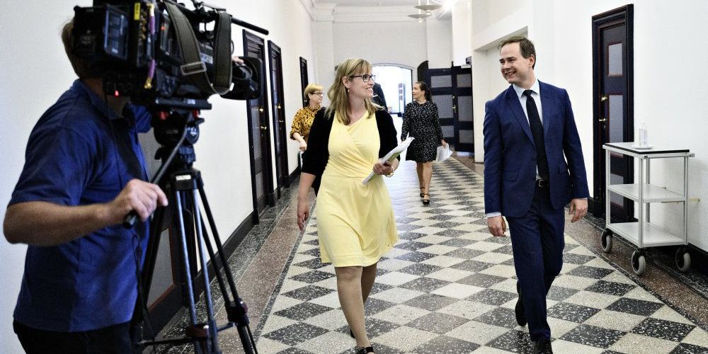 Formand Stephanie Lose (V) håbede tirsdag, at regeringen havde "fundet checkhæftet frem", så en endelig aftale kunne lande. - 