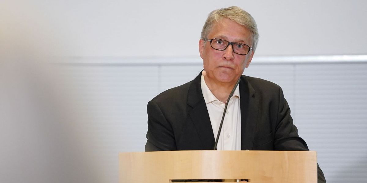 Ydelseskommisionen på pressemødet mandag. På billedet ses kommissionens formand, Torben Tranæs.