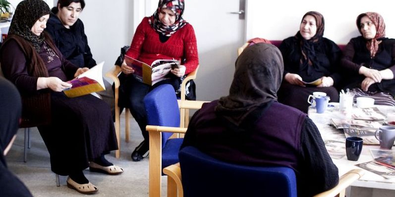 (Arkiv) Ældre muslimer passes ofte i hjemmet af døtre eller svigerdøtre. Det kan forhindre kvinderne i at komme ud på arbejdsmarkedet, mener professor.