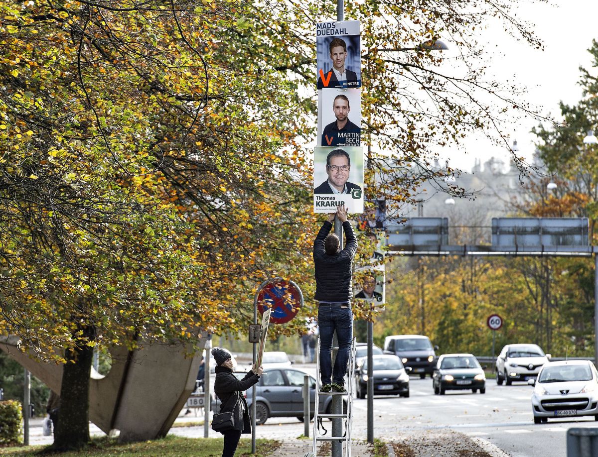 Der kommer også denne gang til at hænge plakater på træernes stammer ved kommunalvalget, viser lokal debat. Fotoet er fra KV21.