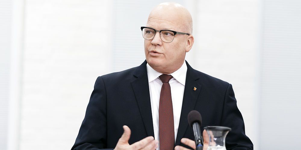 Solrød Kommune har landets 6. højeste likviditet. Alligevel mener kommunen med borgmester Niels Hörup (V) i spidsen, at kommunen er 'særligt vanskeligt stillet'.