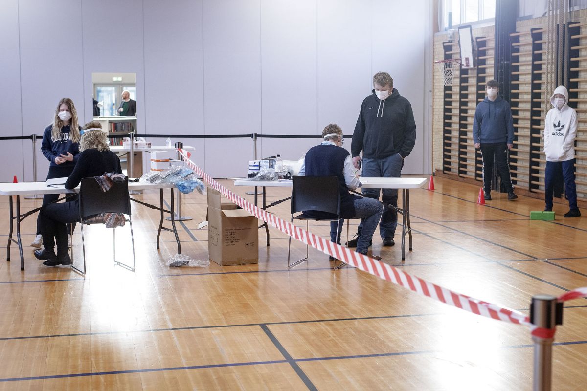 Nogle skoler tilbyder stadigvæk eleverne kviktest af corona, mens andre ikke gør.