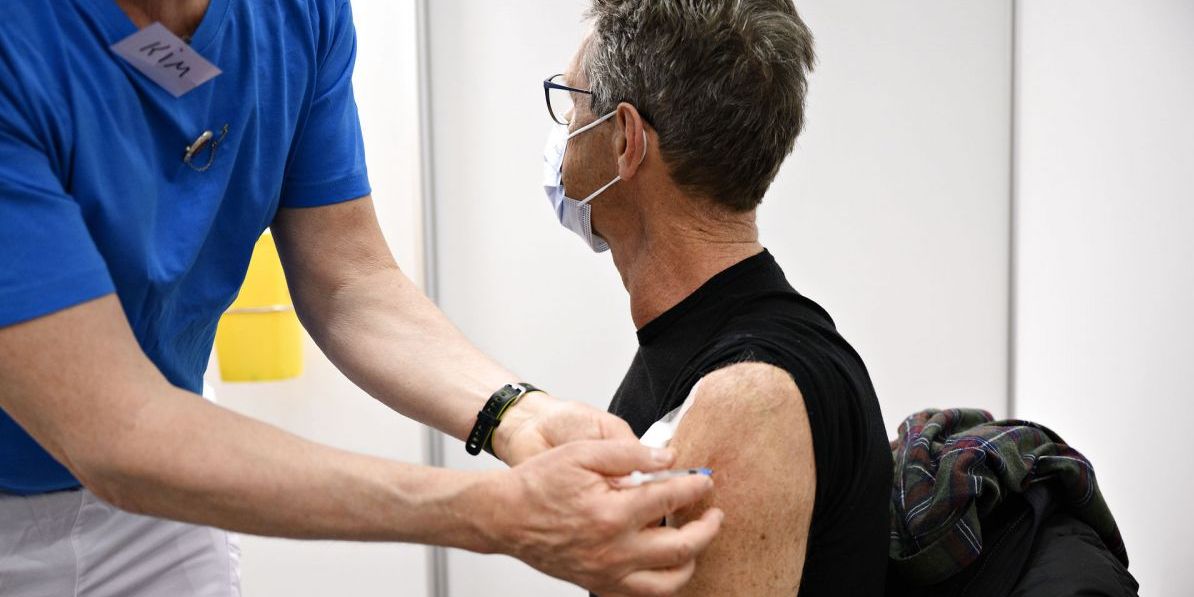 Flere kommuner forsøger ihærdigt at få flere til at lade sig vaccinere i områder med hidtil lav tilslutning til vaccination.