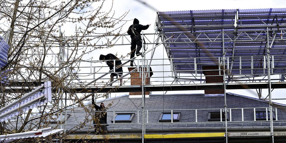 Håndværkerne har travlt på landets byggepladser, og flere steder mangler de kollegaer til at hjælpe dem. Hele 40 procent af virksomhederne i bygge- og anlægsbranchen melder nu om mangel på arbejdskraft.