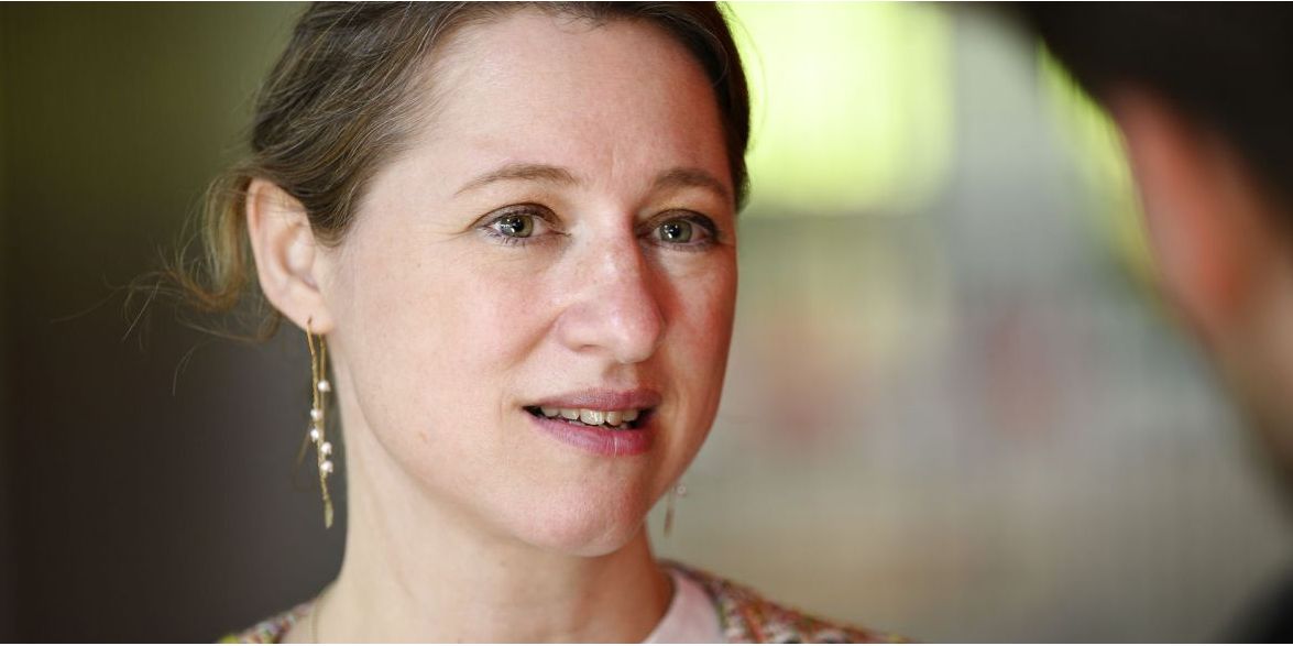 "Uenighed er godt - også i København - men hærværk og brosten kan aldrig nogensinde blive vejen frem," skriver S-spidskandidat i København Sophie Hæstorp Andersen.