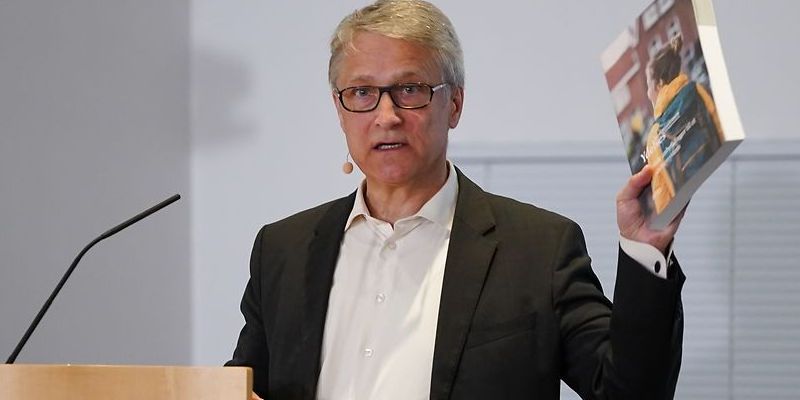 Der er ikke noget teknisk i vejen for, at både støttepartiernes ønske om flere penge til børnefamilierne og Venstres ønske om et højere beskæftigelsesfradrag kan forbindes med ydelseskommissionens forslag. Sådan lyder det fra kommissionsformand Torben Tranæs.