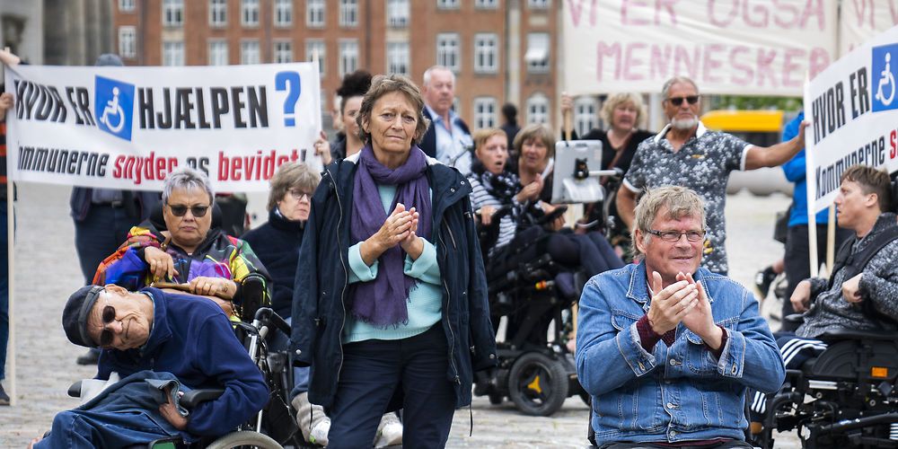 Kommunerne er ligesom regeringen under pres fra handicaporganisationerne, som demonstrerede mod kommuneaftalen flere steder i landet.