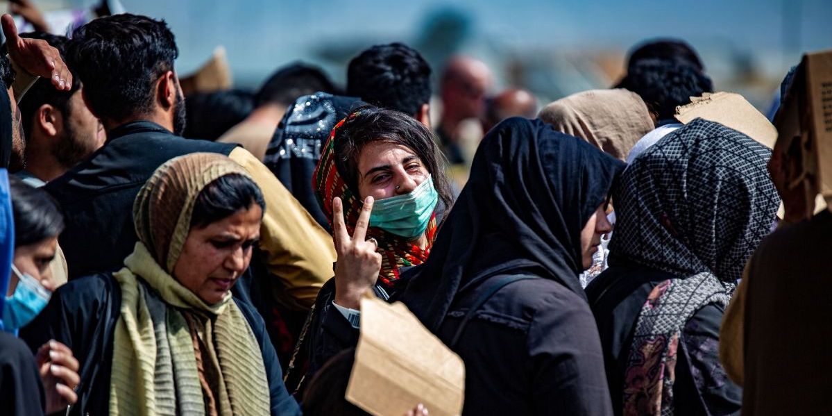 Mange afghanere flygter nu som her fra Kabul. Deres landsmænd i Danmark klarer sig ret godt.