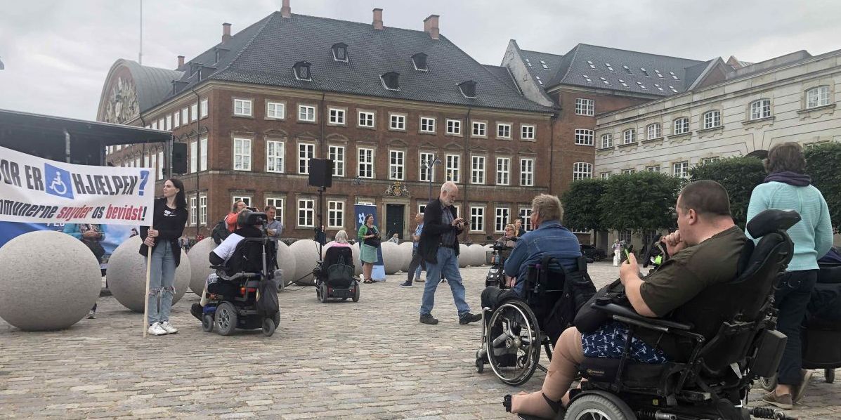 Utilfredsheden med afskaffelsen af betalingskommunefolketallet kommer oven i handicaporganisationernes protester mod økonomiaftalen, som ikke gav ekstra penge til handicapområdet.