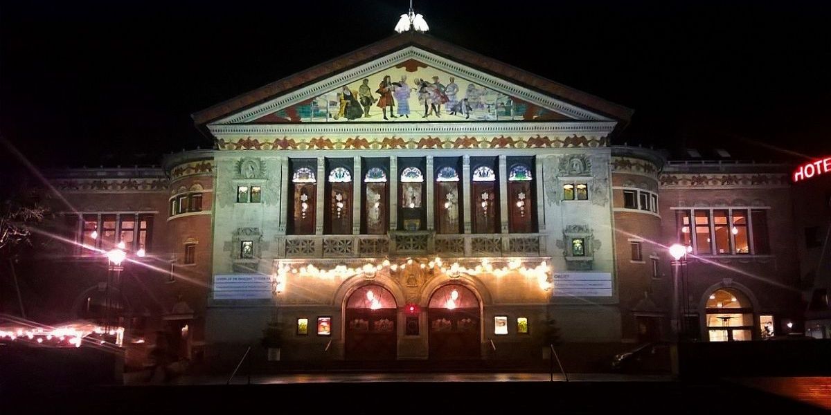 Når teaterforestillingen er taget af plakaten, ryger kulisserne ud og ofte til forbrænding. Nu tager fem Aarhus-teatre initiativ til at skabe et cirkulært fælleslager, der skal forlænge livet for kulisser, rekvisitter og materialer.