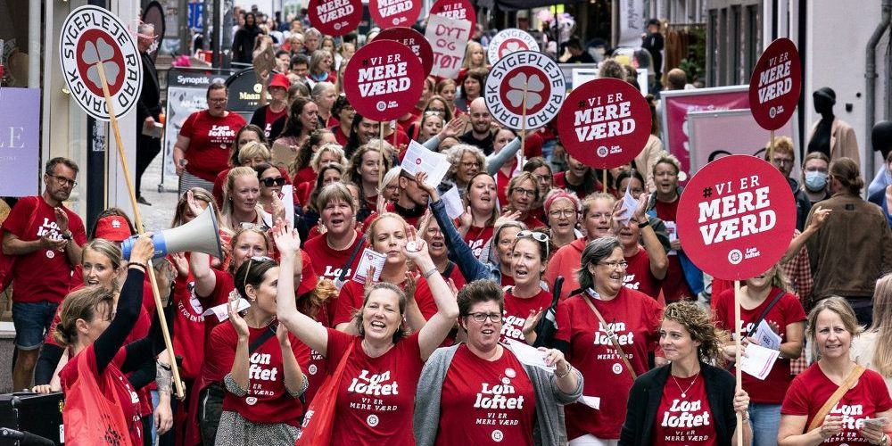 I midten af juni brød en strejke ud blandt landets sygeplejersker. Siden har faggruppen flere gange demonstreret - blandt andet 30. juli i Aalborg, som det ses på billedet her.