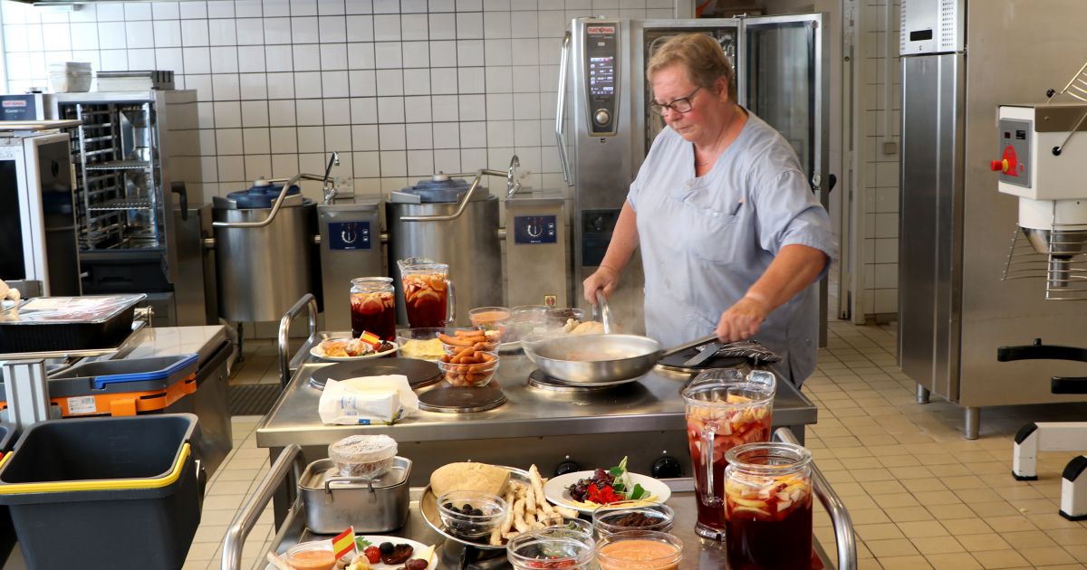 Elin Sloth Blemholt har fuld gang i stegepanderne for at få det hele klar til frokosten.