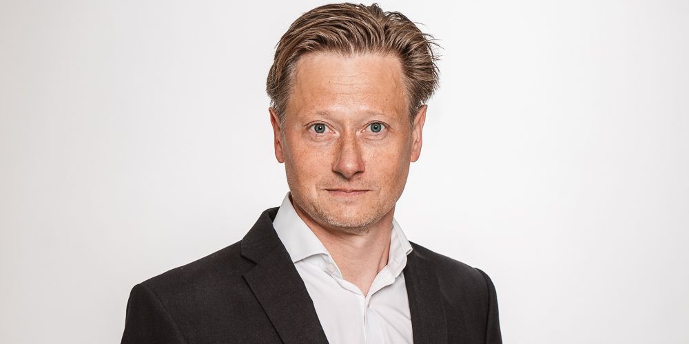 "Coronakrisen har vist sig at være anderledes end andre kriser ved at have de her meget voldsomme bevægelser. Lige så kraftigt nedturen var, lige så kraftig ser opturen ud til at være‚" siger Erik Bjørsted, cheføkonom, Arbejderbevægelsens Erhvervsråd, til Information.