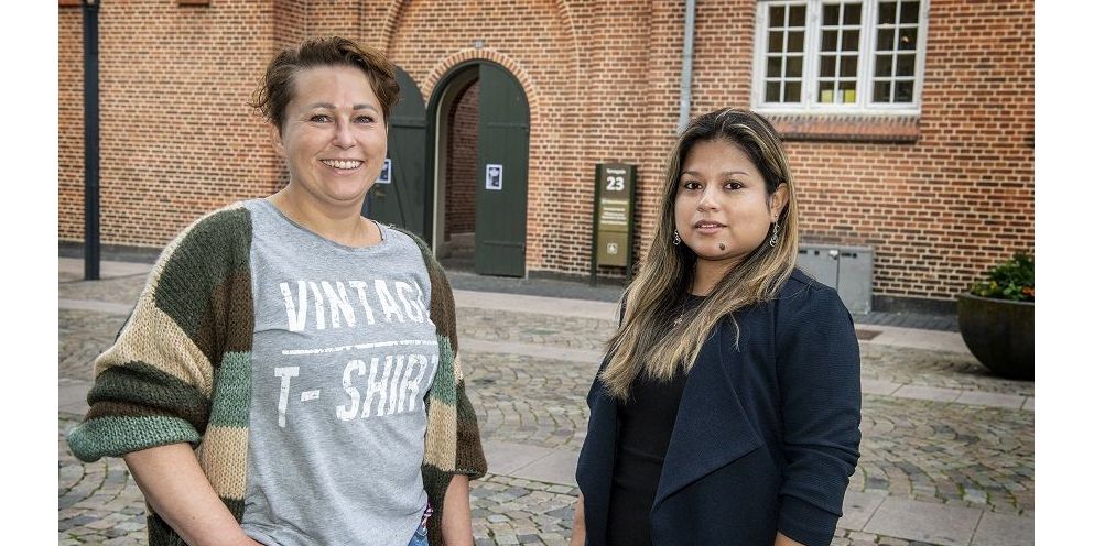 Pia Enemark og Maria Anglada fra Esbjerg Kommunes Tilflytterservice ser frem til, at mange lægger vejen forbi Esbjerg International House, når huset officielt åbner på lørdag.