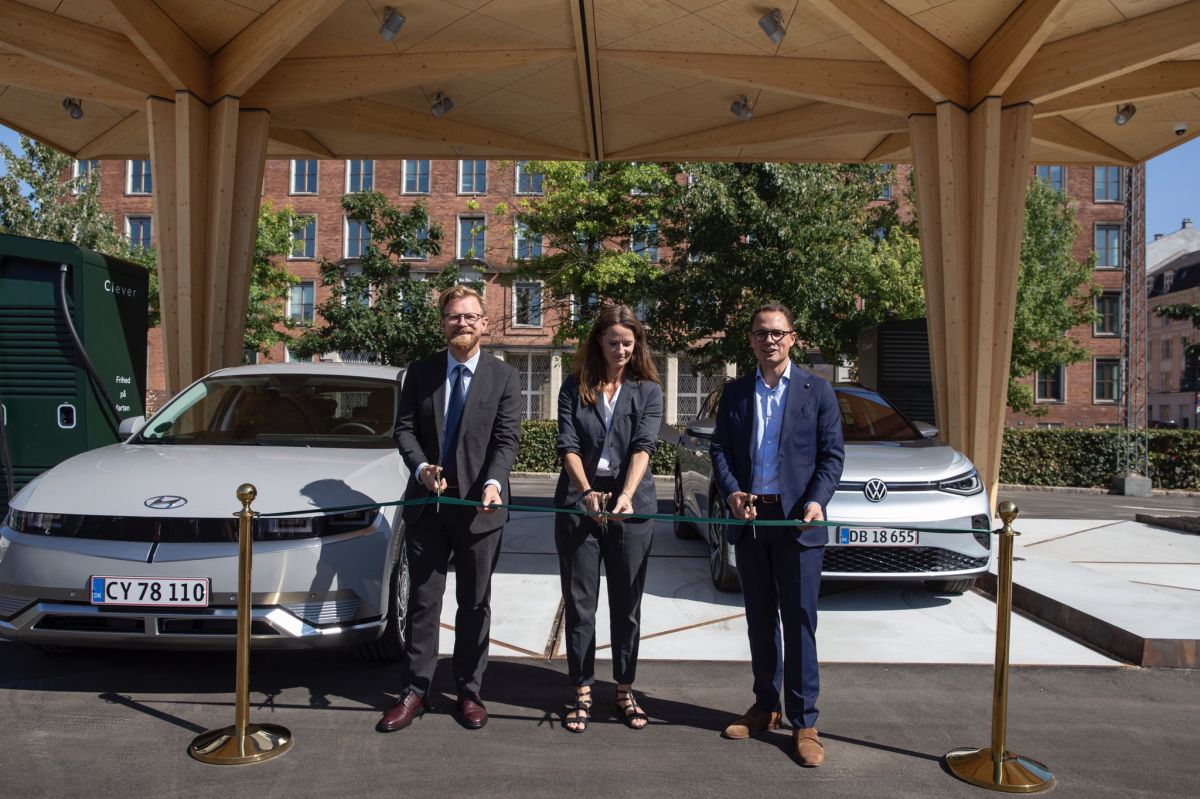 Mange flere byer kommer til at få lynladestationer på centrale steder, fortæller transportminister Benny Engelbrecht (S), som her ses til venstre ved indvielse.