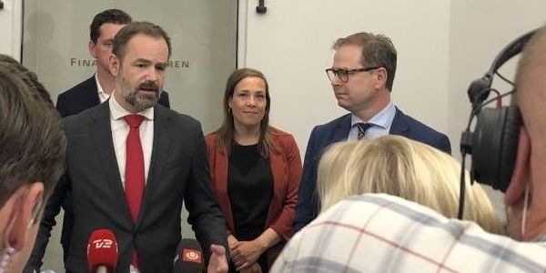De første budgetudkast viser, at kommunerne står til at overskride servicerammen fra økonomiaftalen med cirka 400 millioner kroner, En af årsagerne kan være, at kommunerne enten ikke kan eller vil gennemføre de besparelser på handicapområdet, som indgår i aftalen.