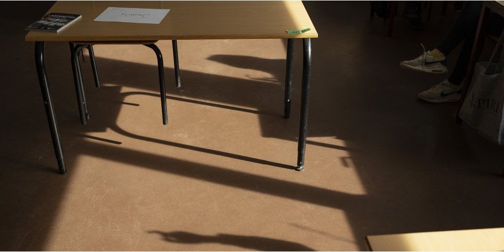 Regeringen vil udarbejde undervisningsmateriale til skolerne og uddannelsesinstitutionerne, som kan ruste børn og unge til at færdes på de sociale medier.