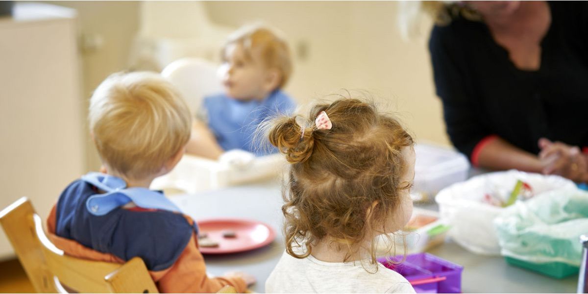 Mange kommuner mangler pædagogisk arbejdskraft for at imødekomme minimumsnormeringerne. Fra Christiansborg er meldingen, at der skal ske noget nu.