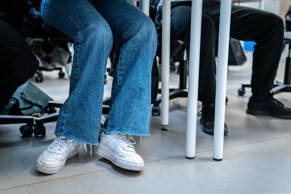 På Firehøjeskolen i Vejle Kommune vil skolens ledelse ikke se piger i udskolingen iført såkaldte croptops. Beslutningen deler vandene og diskuteres heftigt på sociale medier.