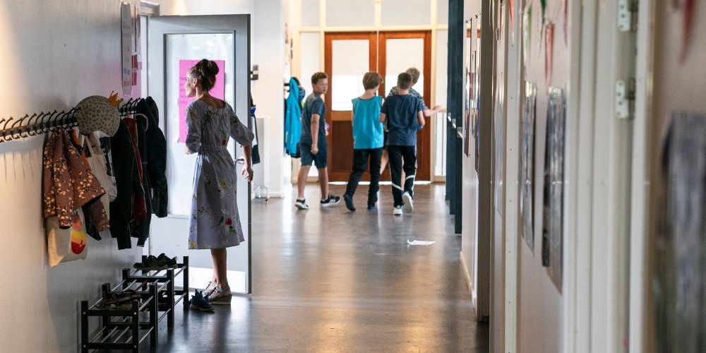 De nuværende retningslinjer for skolerne dikterer, at hvis et barn bliver sendt hjem med coronavirus, så er hele klassen automatisk nærkontakter.