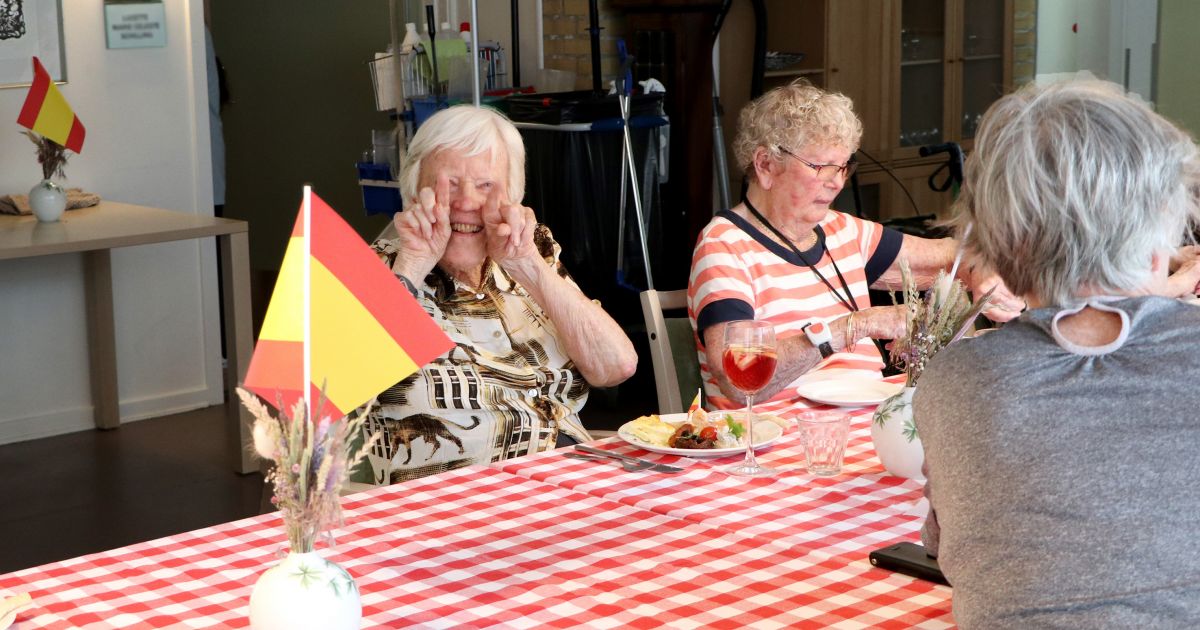 Tapas til frokost giver anledning til gode snakke om ferieminder – og gør Anna Lise i vældig godt humør.