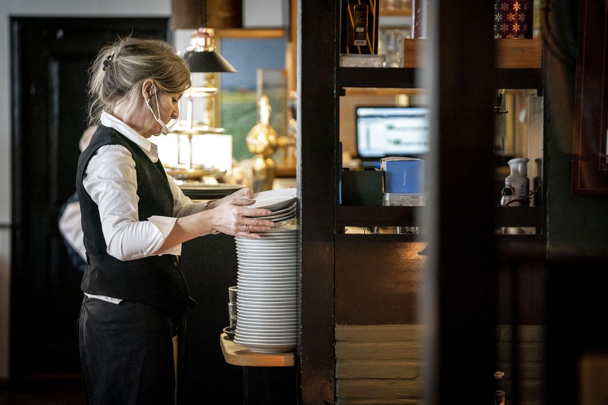 Der kommer ikke mange ansøgninger ind til hotel- og restaurationsbranchen i øjeblikket, og det presser  hoteller og restauranter.