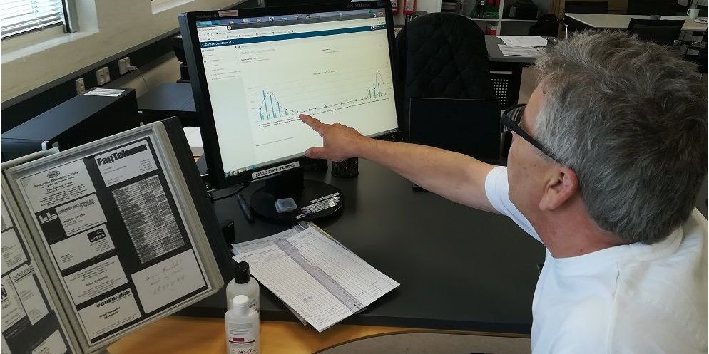 Jan Ærtmann Frederiksen, teknisk serviceleder på Vejlebroskolen, er med til at overvåge vandforbruget på skolen.