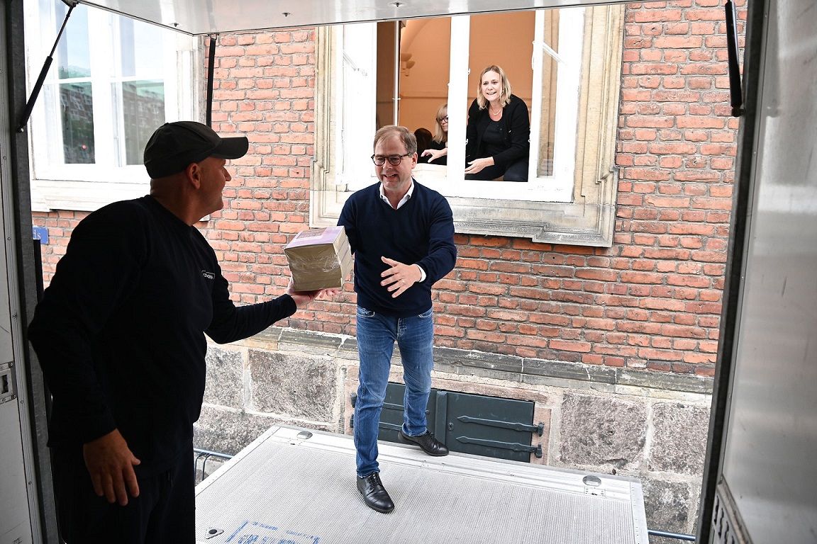 Finansminister Nikolai Wammen (S) modtager den fysiske udgave af finansloven udenfor Finansministeriet tidligere i dag.