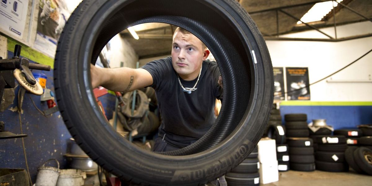 (Arkiv) Metallærlinge kan med regeringens forslag på 7.000 mere i dagpenge end den lave dimittendsats på 9.500 kroner om måneden.