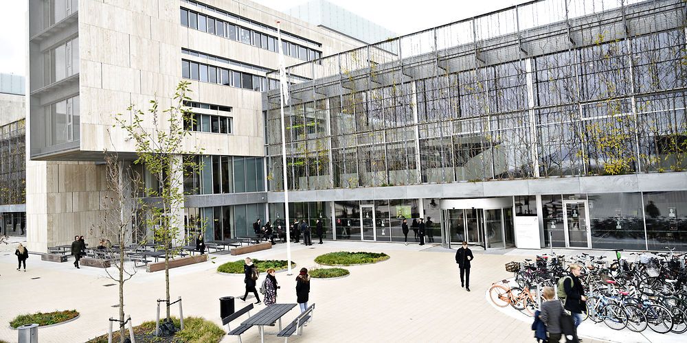 Når dimittenderne fra Københavns Universitet, her afdelingen på Amager, der blandt andet huser humaniorastudierne, skal komme hurtigere i beskæftigelse, så giver det en stor gevinst til Københavns Kommune, mens størstedelen af landets kommuner får et tab.